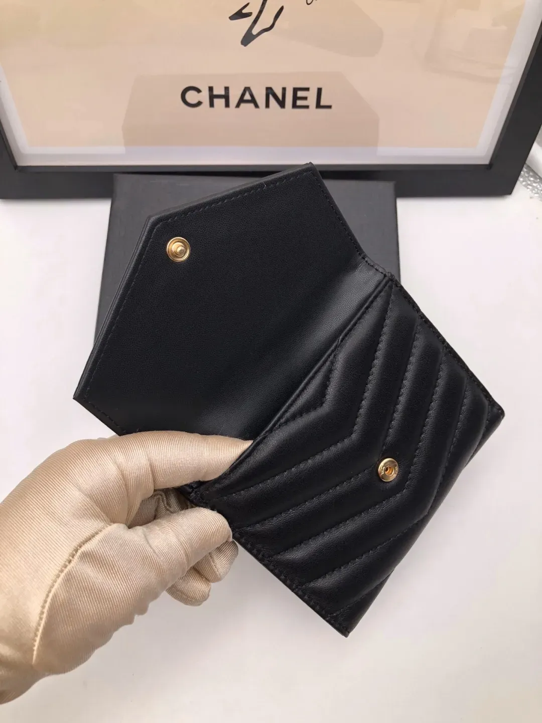 モノグラム コンパクト スリーフォールド ウォレット（ブラック／テクスチャードキルティングレザー）