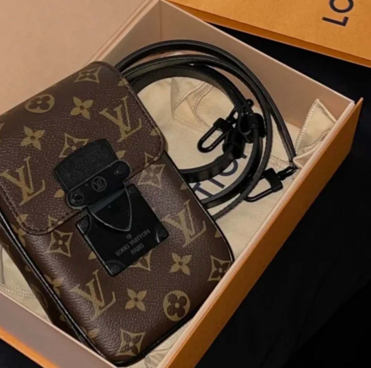 【セレブ御用達】【Louis Vuitton】ウェアラブルウォレット