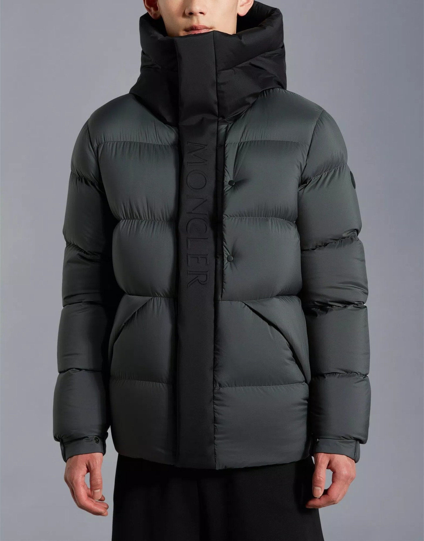 【MONCLER】Madeira フロントロゴ ショート ダウンジャケット