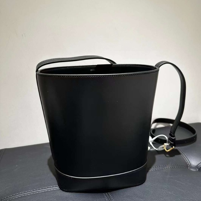 ★Celine セリーヌ★スモール バケット キュイル TRIOMPHE