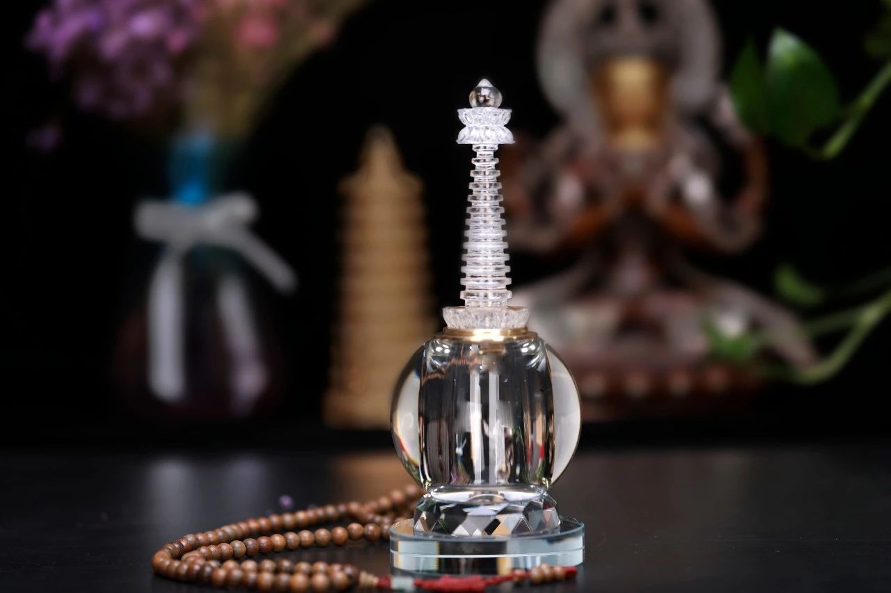 Crystal Reliquary Pagoda-Sincere devotion accelerates blessings and insight; Auspicious causes ripen, every prayer takes flight