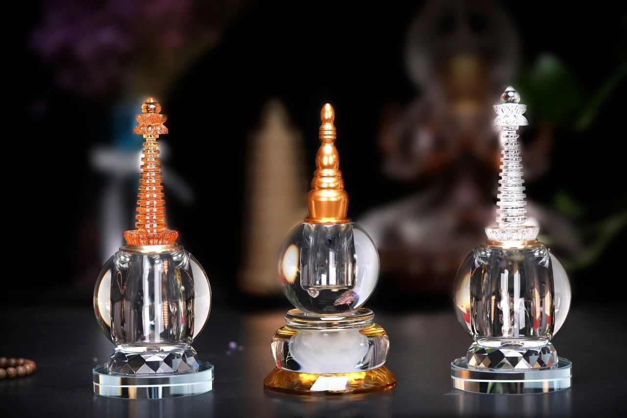 Crystal Reliquary Pagoda-Sincere devotion accelerates blessings and insight; Auspicious causes ripen, every prayer takes flight