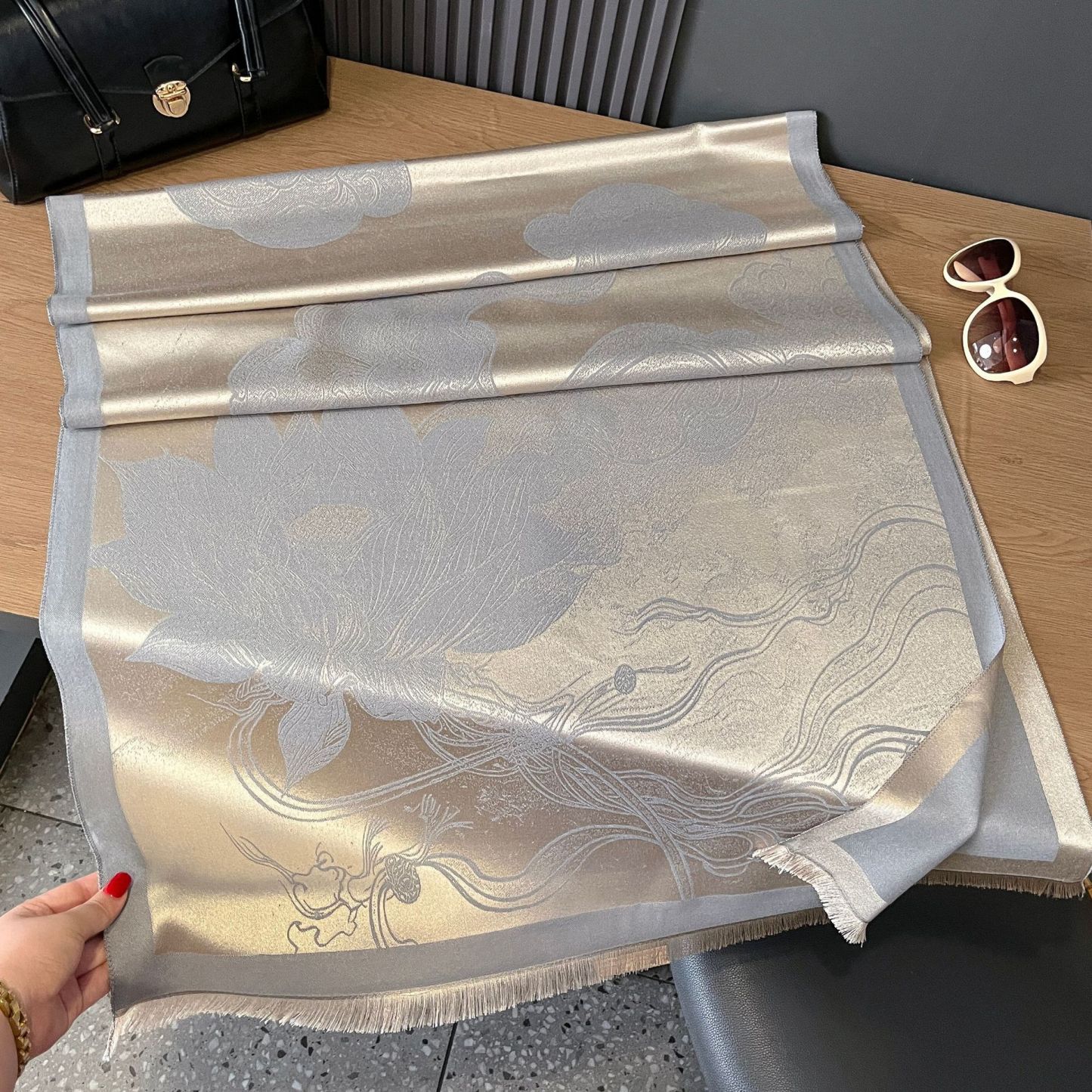 秋冬双面羊绒古风荷花加厚保暖天丝棉丝巾空调房护颈披肩外搭丝巾