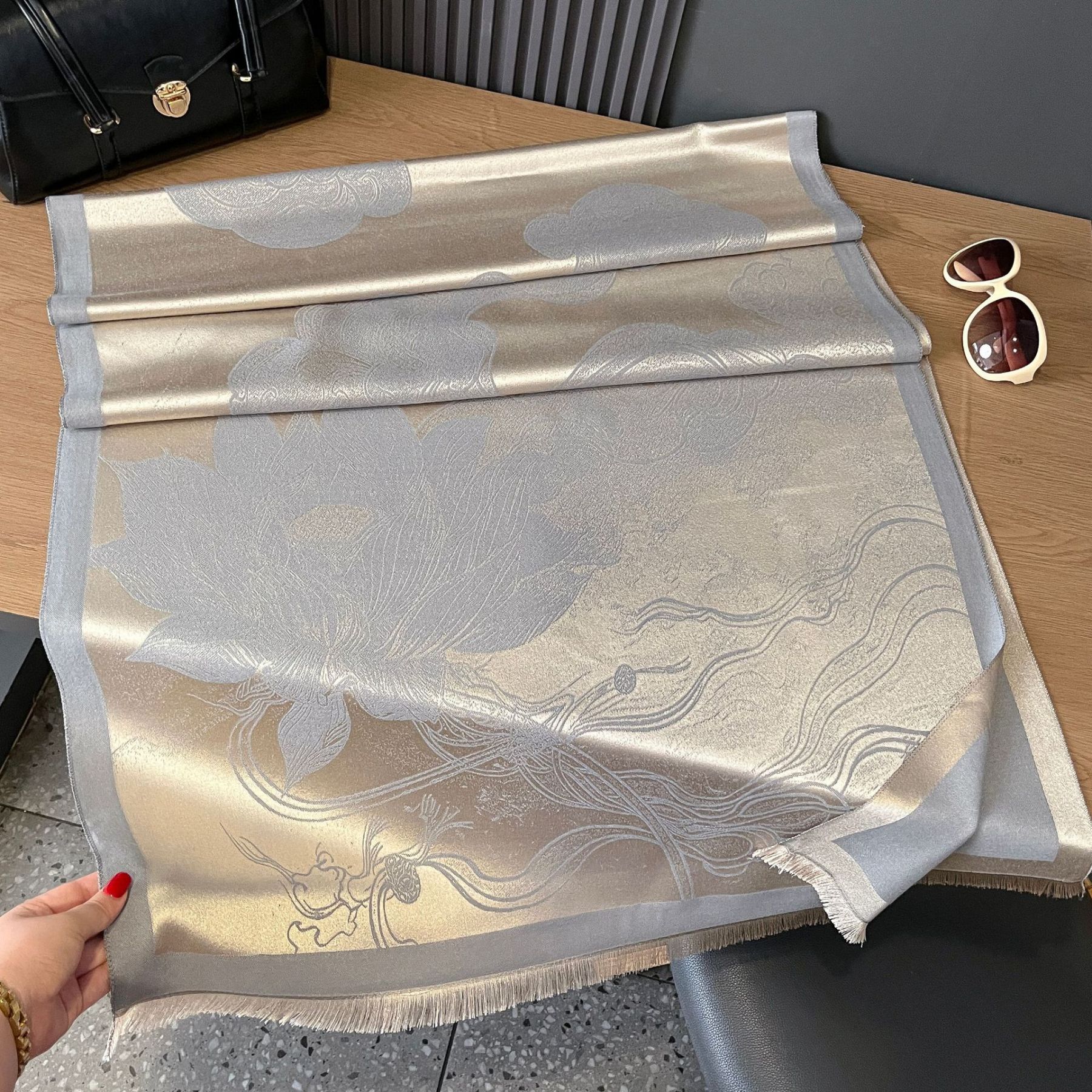 秋冬双面羊绒古风荷花加厚保暖天丝棉丝巾空调房护颈披肩外搭丝巾