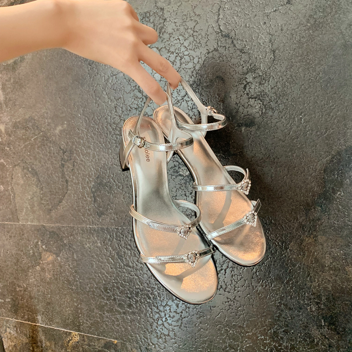 现货秒发！苏茵茵同款鞋爱心水钻扣双一字带粗跟露趾搭扣凉鞋女夏