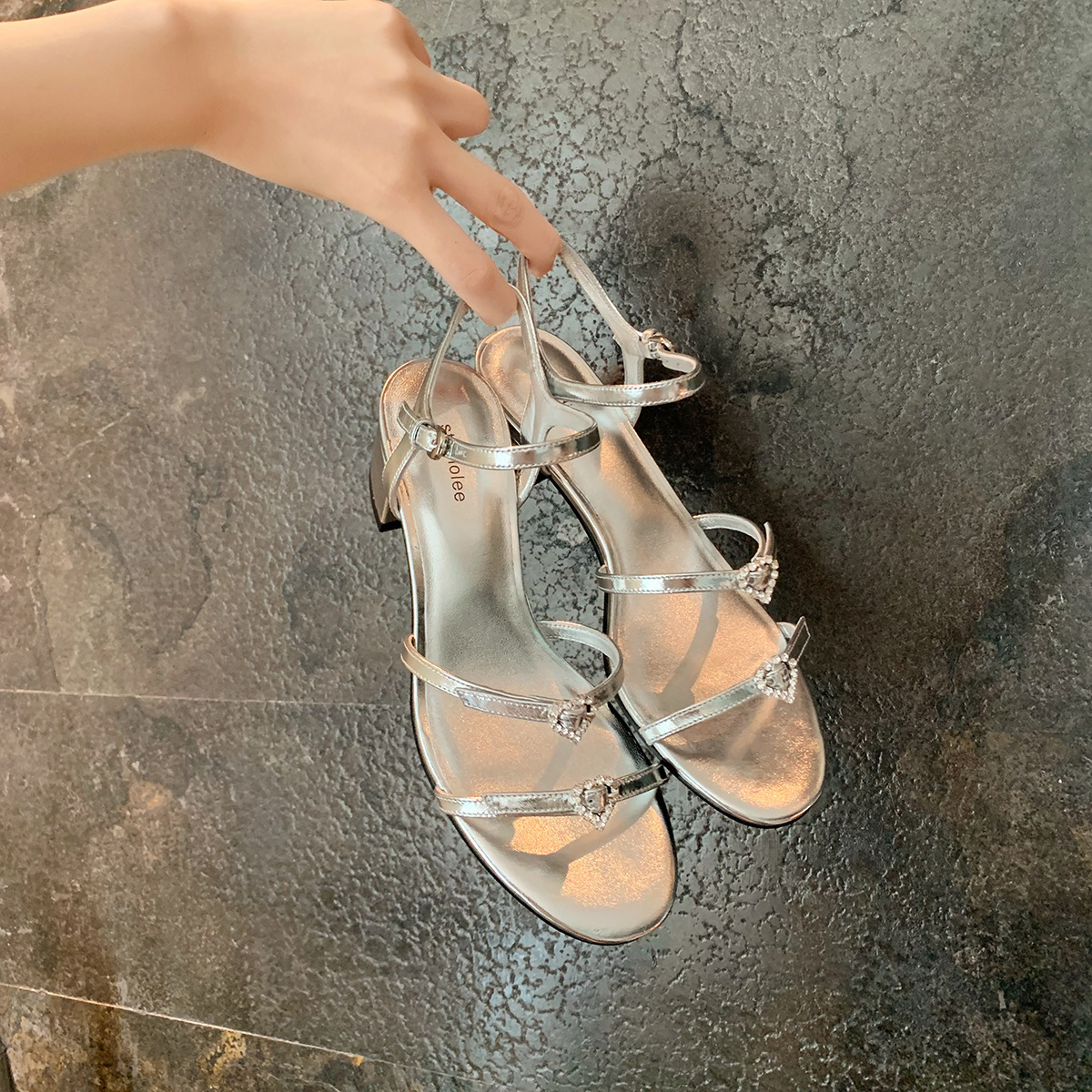 现货秒发！苏茵茵同款鞋爱心水钻扣双一字带粗跟露趾搭扣凉鞋女夏