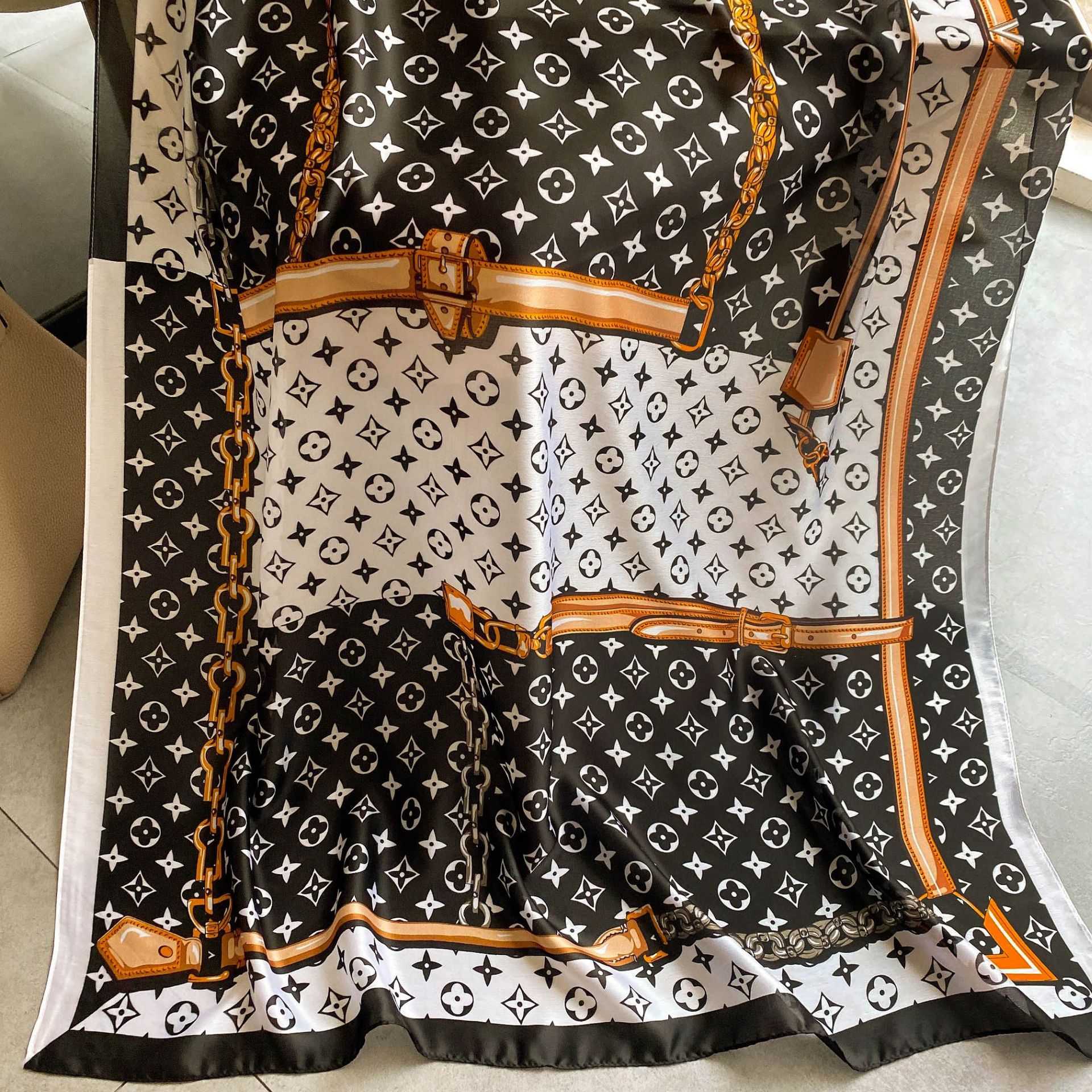 春季新款韩版真丝丝巾女平纹印花沙滩巾字母保暖披肩新丝锻