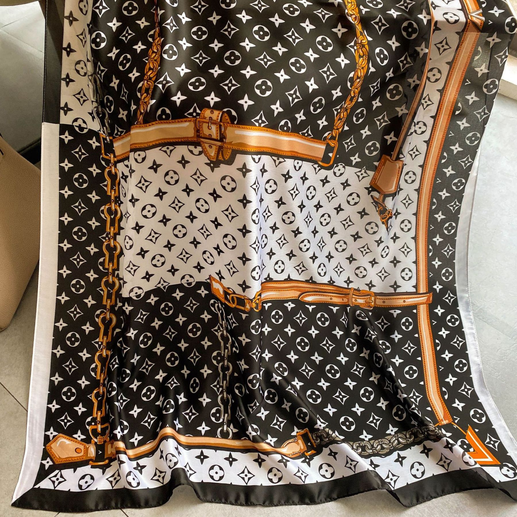 春季新款韩版真丝丝巾女平纹印花沙滩巾字母保暖披肩新丝锻