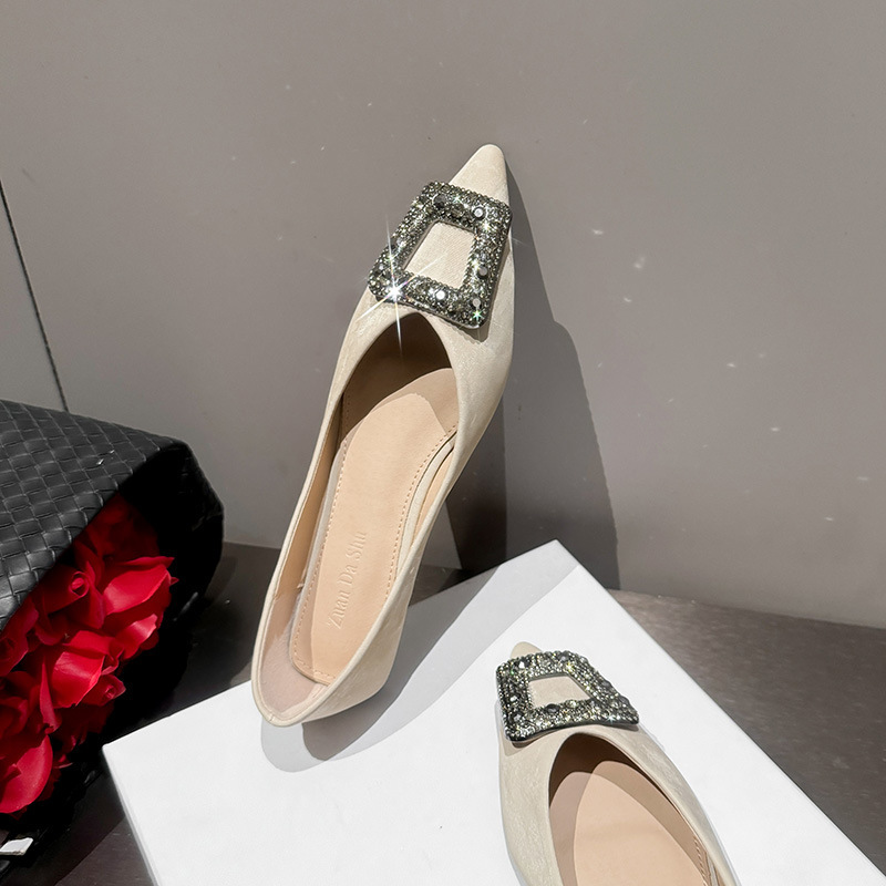 法式尖头单鞋女2024新款春夏季平底浅口鞋方扣气质瓢鞋大码41一42