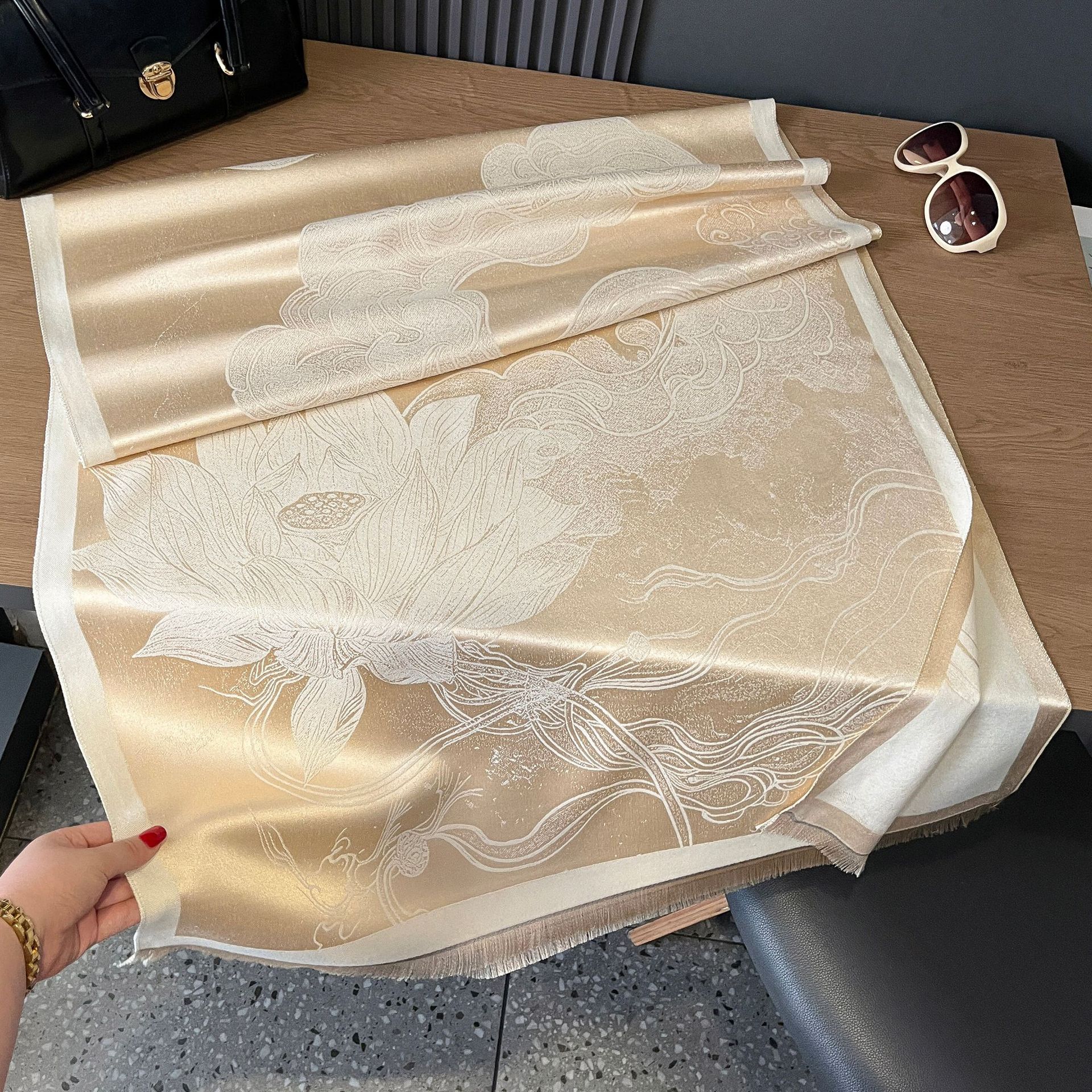 秋冬双面羊绒古风荷花加厚保暖天丝棉丝巾空调房护颈披肩外搭丝巾