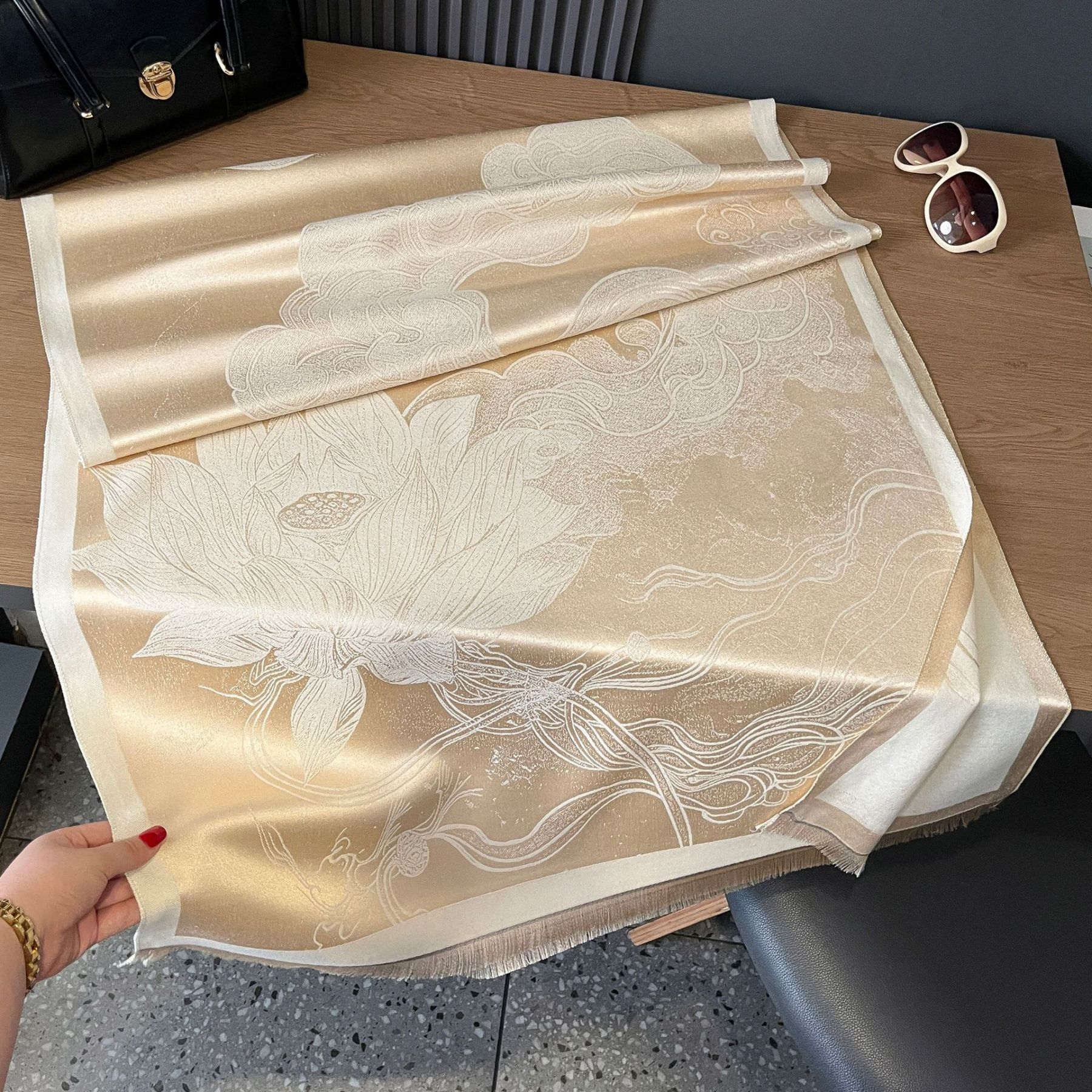 秋冬双面羊绒古风荷花加厚保暖天丝棉丝巾空调房护颈披肩外搭丝巾