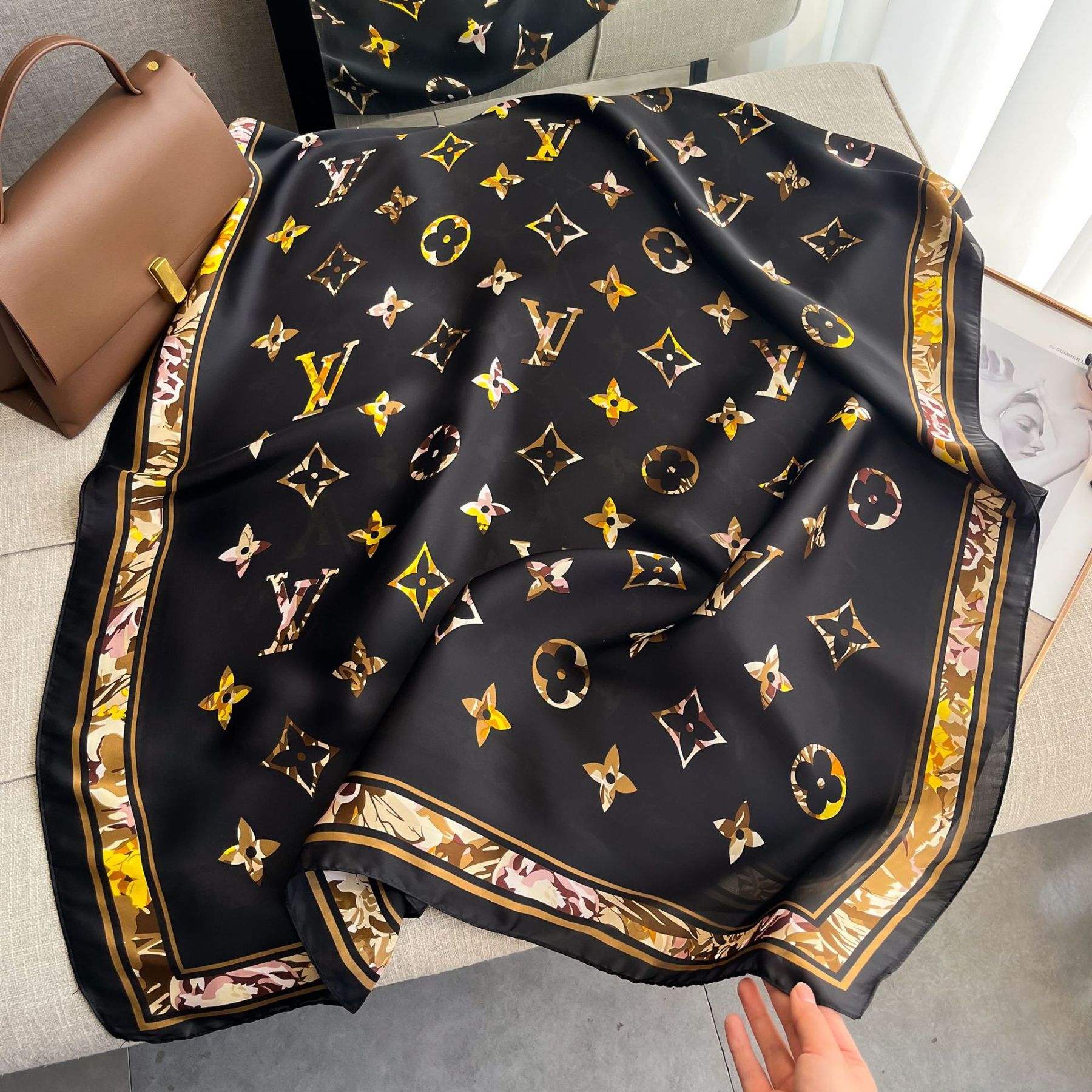 春季新款韩版真丝丝巾女平纹印花沙滩巾字母保暖披肩新丝锻