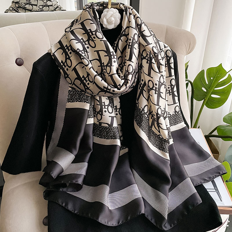 春季新款韩版真丝丝巾女平纹印花沙滩巾字母保暖披肩新丝锻