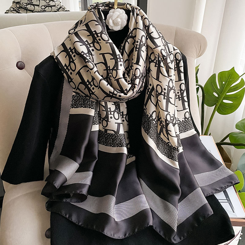 春季新款韩版真丝丝巾女平纹印花沙滩巾字母保暖披肩新丝锻