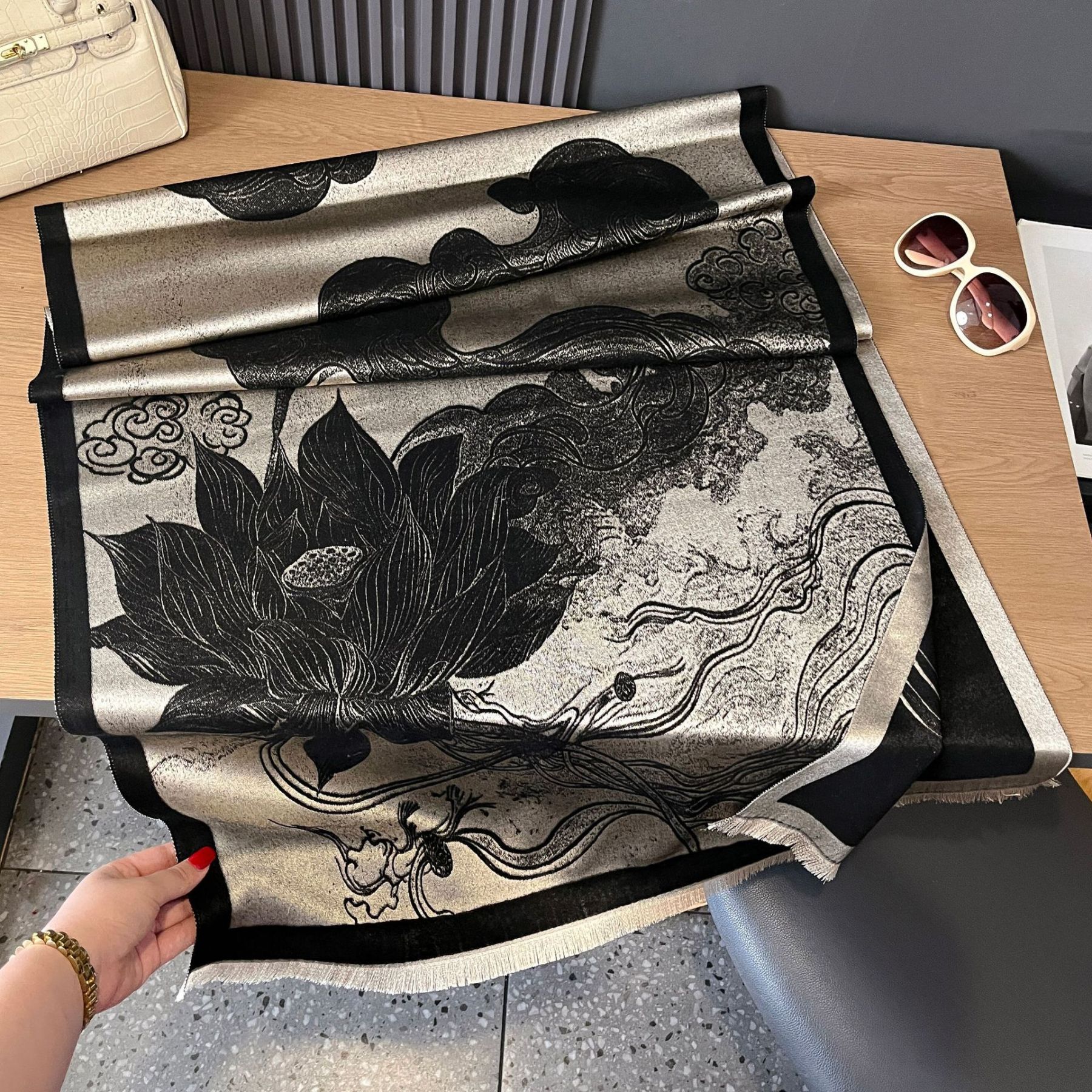 秋冬双面羊绒古风荷花加厚保暖天丝棉丝巾空调房护颈披肩外搭丝巾