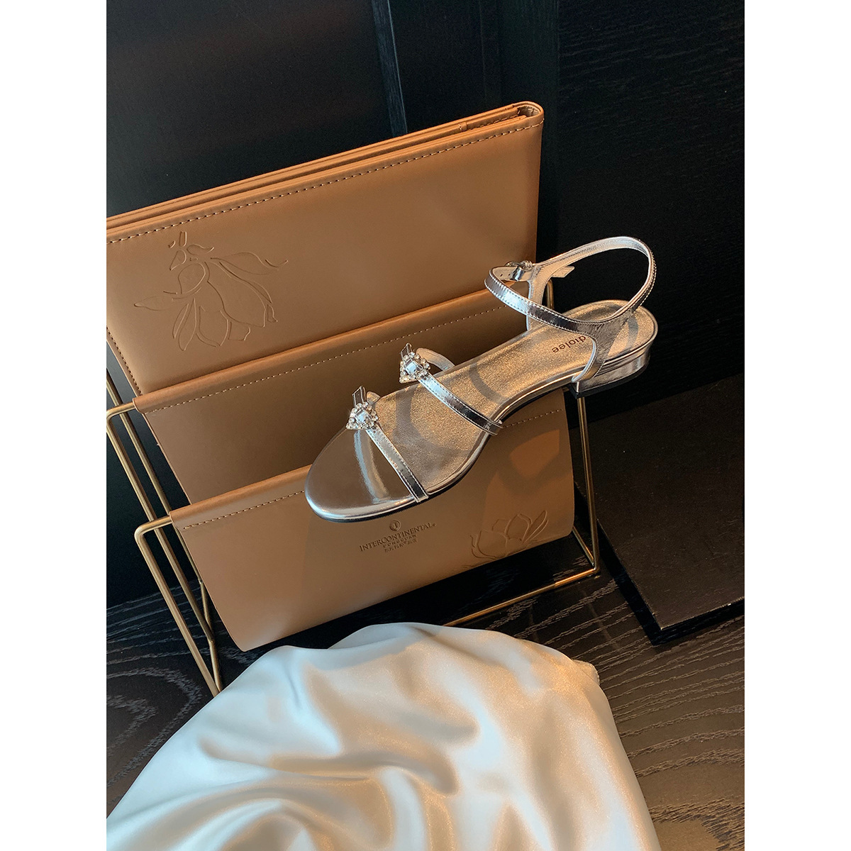 现货秒发！苏茵茵同款鞋爱心水钻扣双一字带粗跟露趾搭扣凉鞋女夏