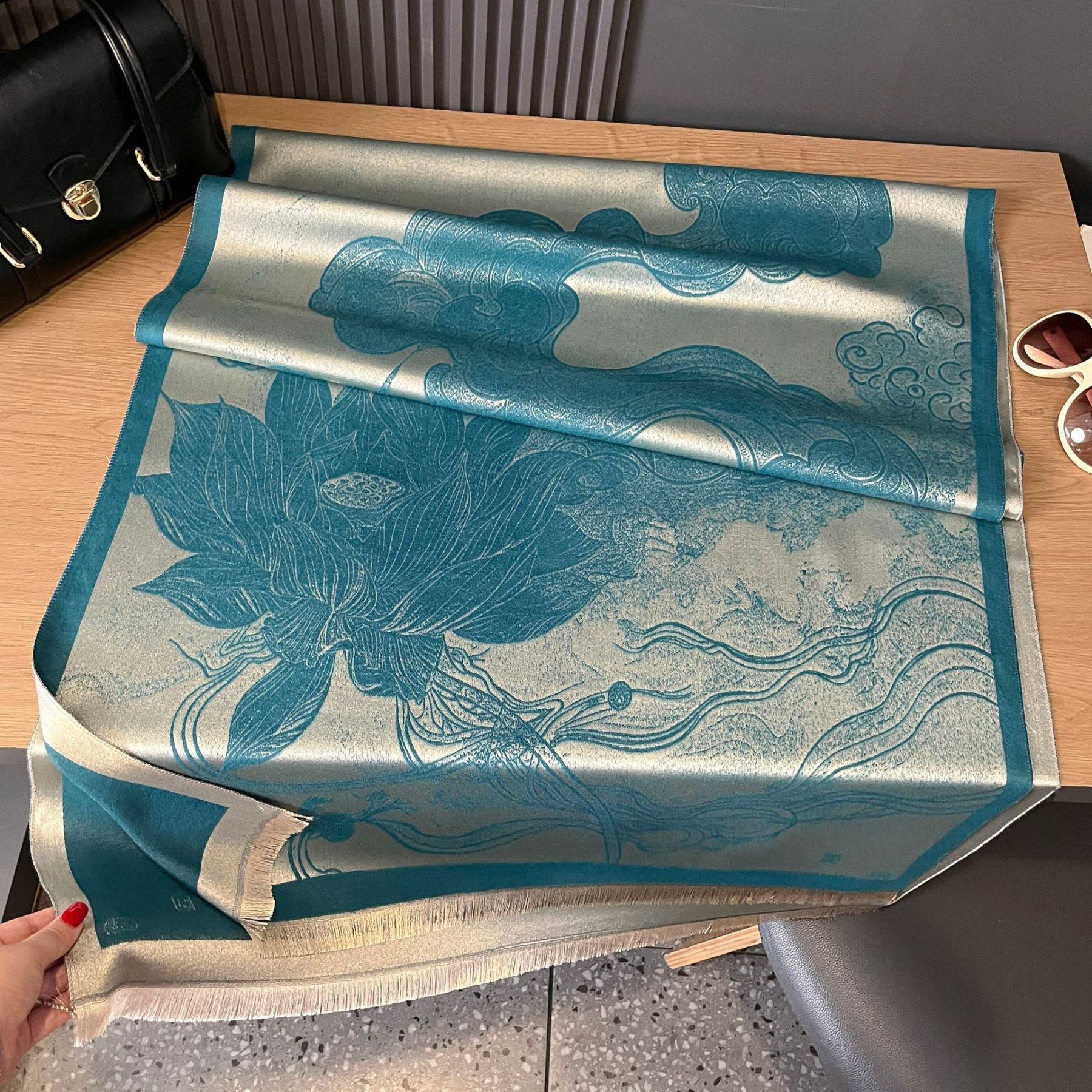 秋冬双面羊绒古风荷花加厚保暖天丝棉丝巾空调房护颈披肩外搭丝巾