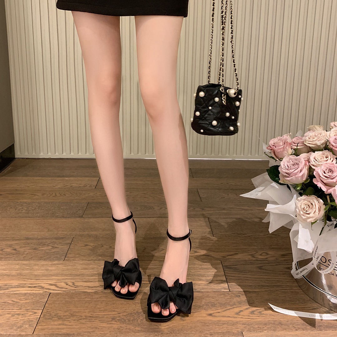 现货秒发！苏茵茵同款鞋SW蝴蝶结黑色绸缎一字带细高跟鞋凉鞋女夏