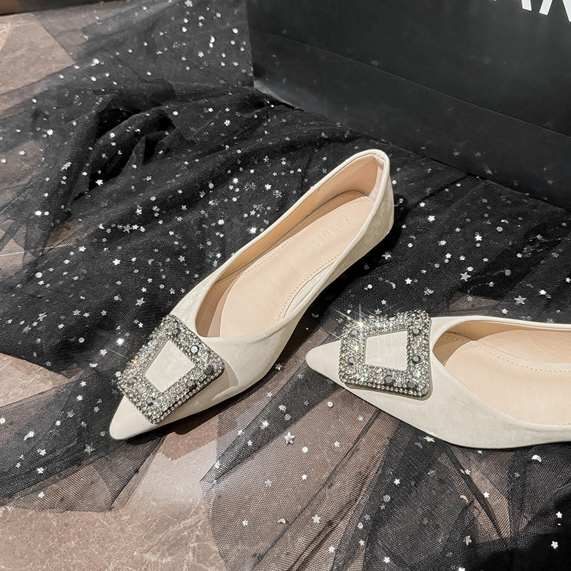 法式尖头单鞋女2024新款春夏季平底浅口鞋方扣气质瓢鞋大码41一42