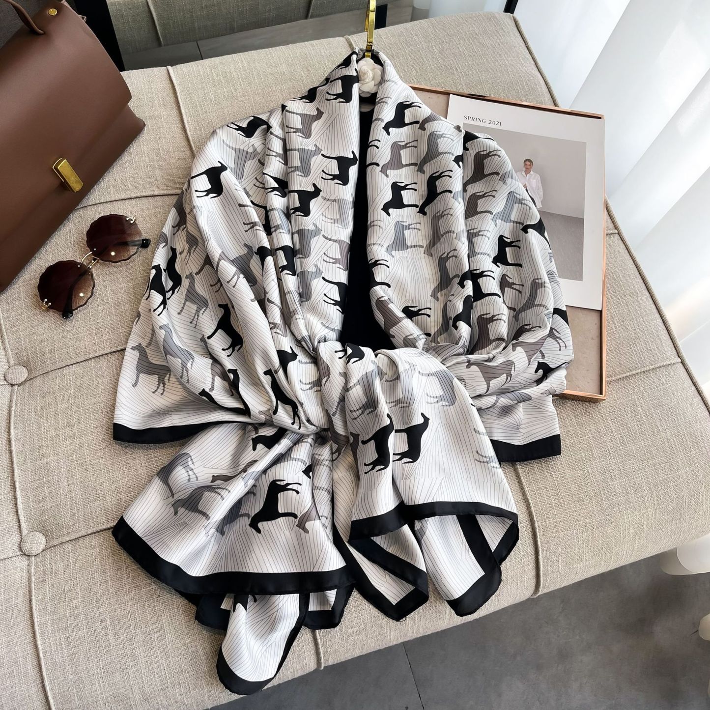 春季新款韩版真丝丝巾女平纹印花沙滩巾字母保暖披肩新丝锻