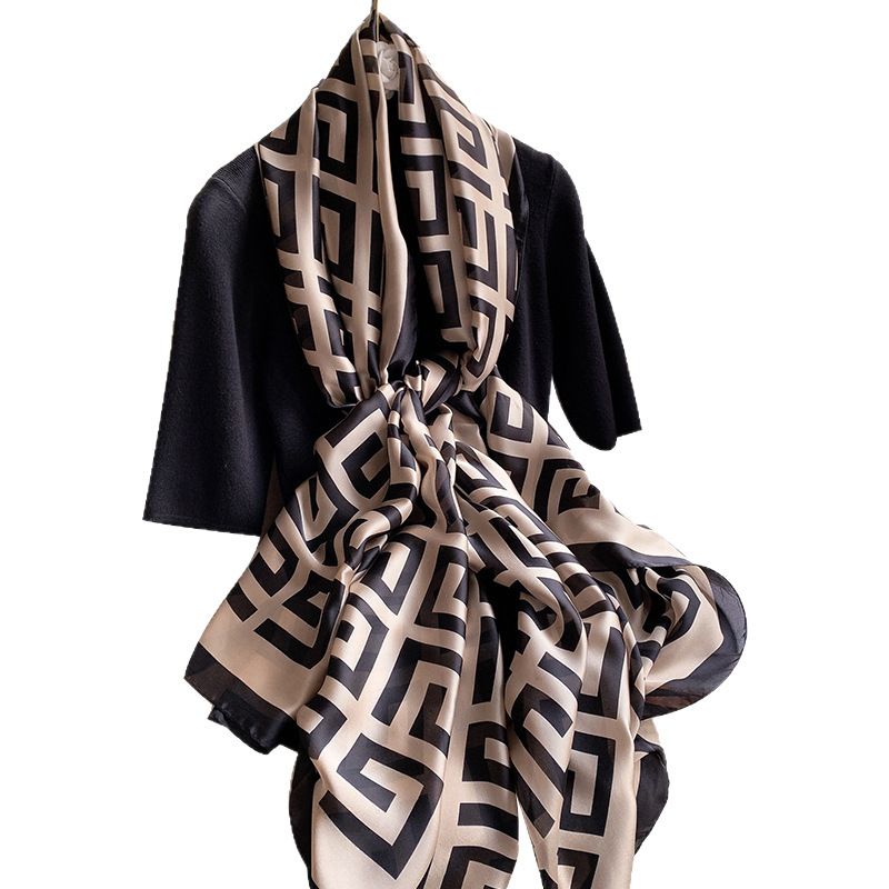 春季新款韩版真丝丝巾女平纹印花沙滩巾字母保暖披肩新丝锻