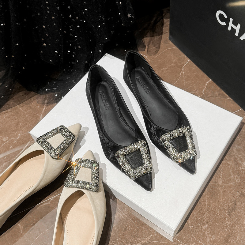 法式尖头单鞋女2024新款春夏季平底浅口鞋方扣气质瓢鞋大码41一42