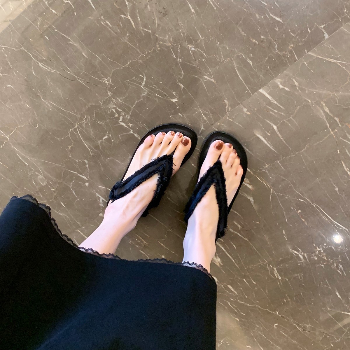 现货秒发！葡萄妈同款鞋时尚真丝毛边平底夹趾真皮软底凉鞋女外穿