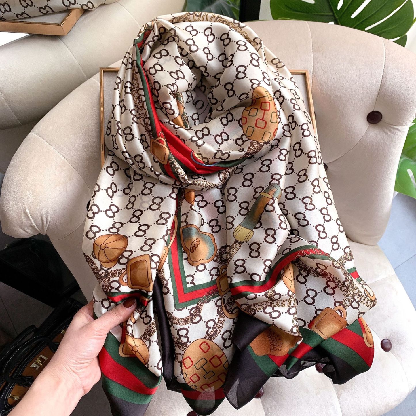 春季新款韩版真丝丝巾女平纹印花沙滩巾字母保暖披肩新丝锻