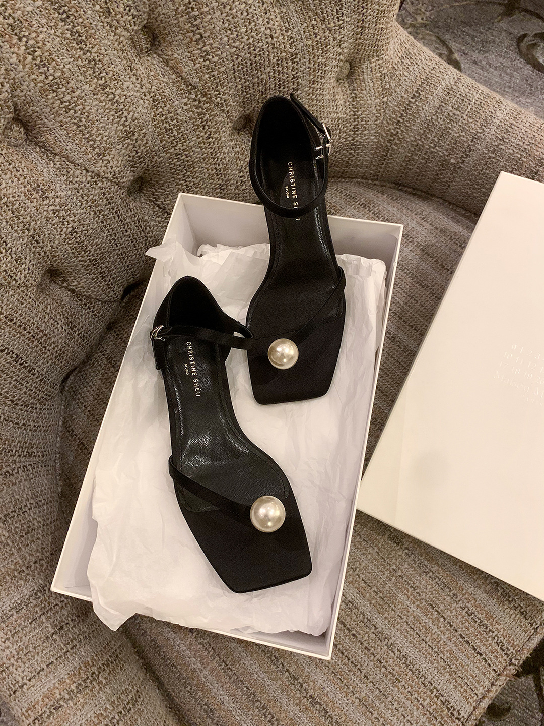 现货秒发~苏茵茵~仲夏月光~tot*e方头珍珠夹趾扣带粗跟凉鞋夏季女