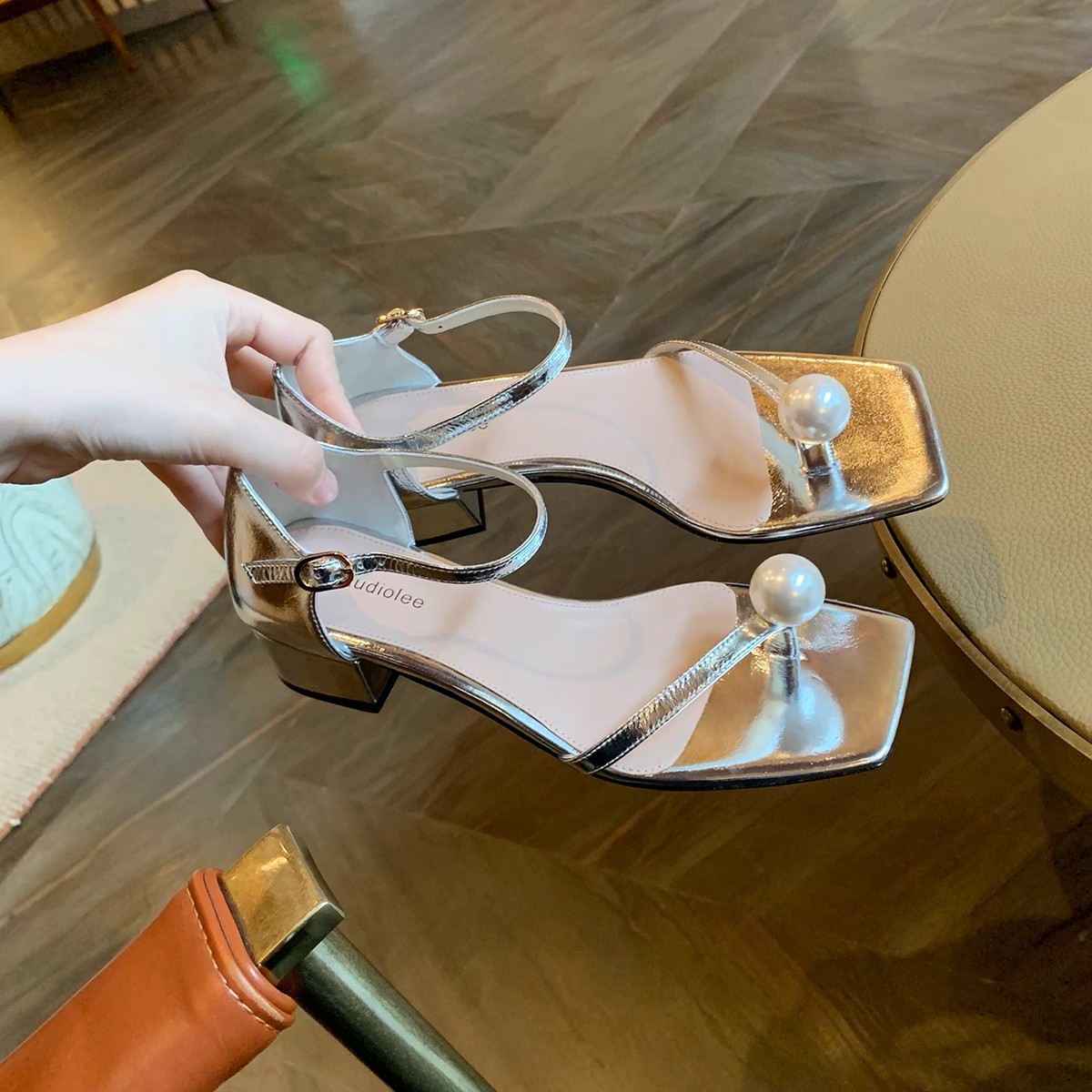 现货秒发！葡萄妈 夏季新款时尚百搭方头珍珠夹趾扣带粗跟凉鞋女