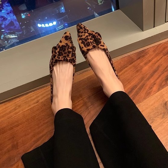 葡萄妈春季新款气质小尖头通勤方扣百搭绒面浅口豹纹单鞋女新款