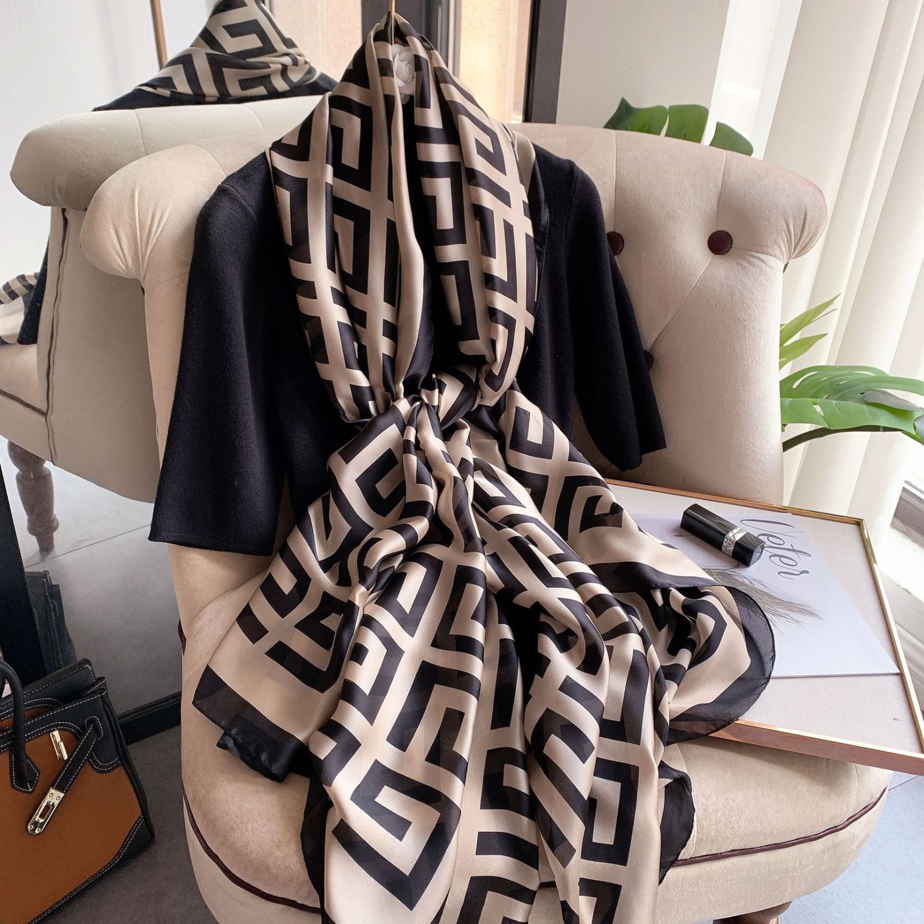 春季新款韩版真丝丝巾女平纹印花沙滩巾字母保暖披肩新丝锻