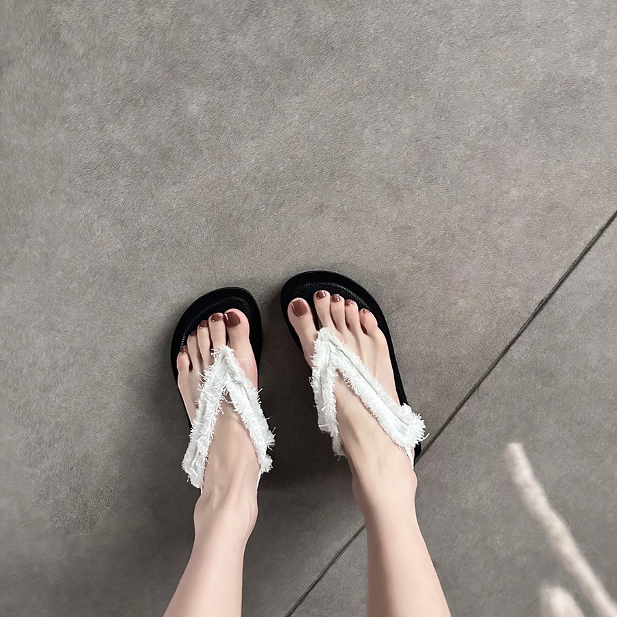 现货秒发！葡萄妈同款鞋时尚真丝毛边平底夹趾真皮软底凉鞋女外穿