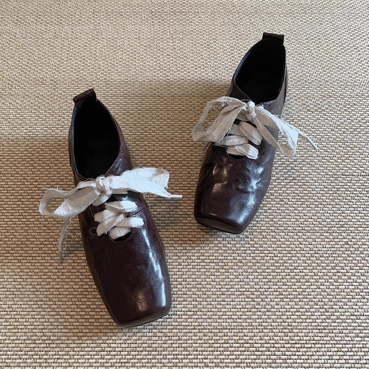 现货秒发！苏茵茵复古文艺方头小皮鞋高级感粗跟前系带芭蕾风百搭平底单鞋女