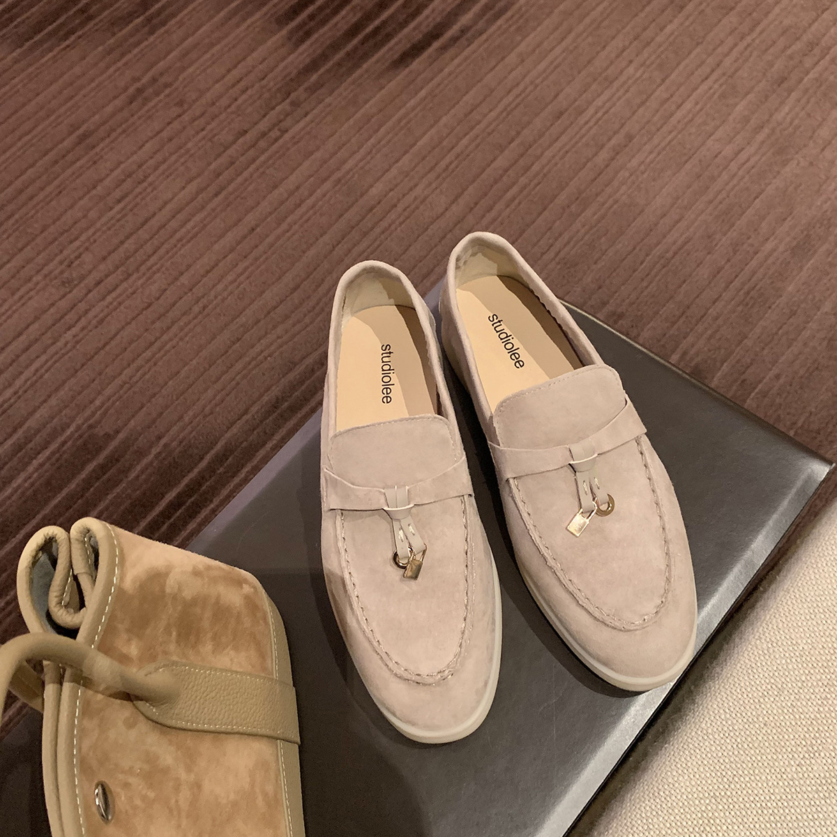 葡萄妈studiolee 流苏锁扣软底软面单鞋真皮一脚蹬乐福鞋女小皮鞋