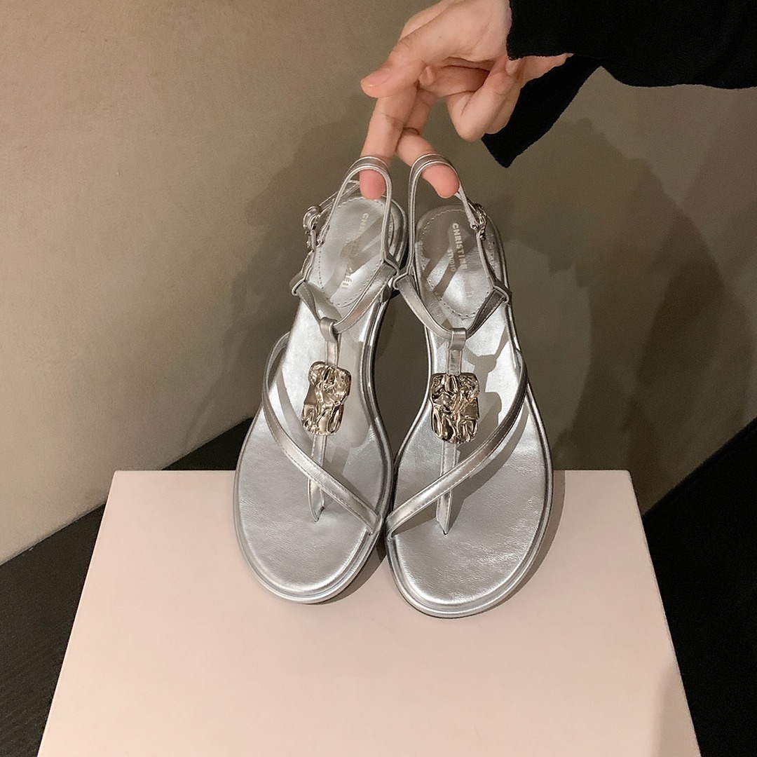 现货秒发！苏茵茵同款鞋法式复古金属扣交叉带粗跟度假凉鞋女夏季