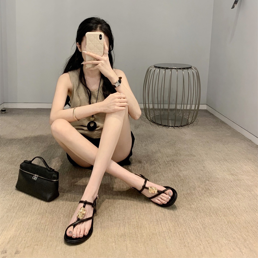 现货秒发！苏茵茵同款鞋法式复古金属扣交叉带粗跟度假凉鞋女夏季