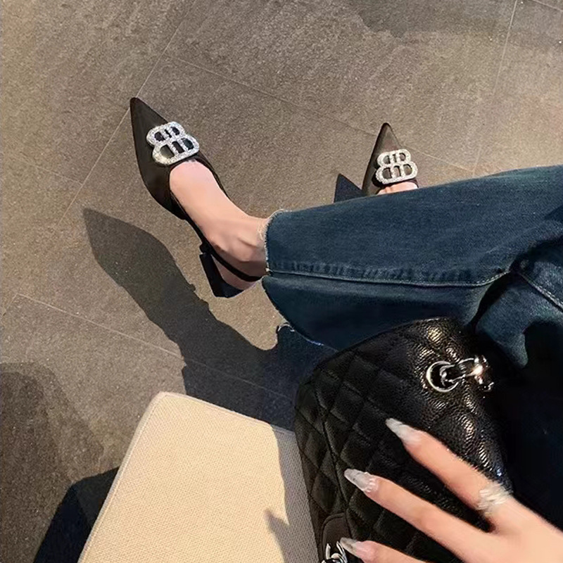 葡萄妈~新款法式水钻细跟小尖头包头凉鞋女高级感一字带后空单鞋