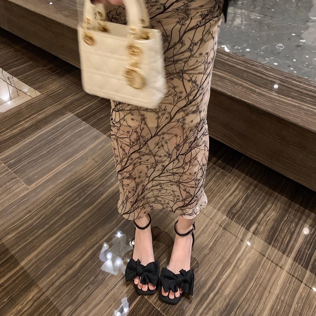 现货秒发！苏茵茵同款鞋SW蝴蝶结黑色绸缎一字带细高跟鞋凉鞋女夏