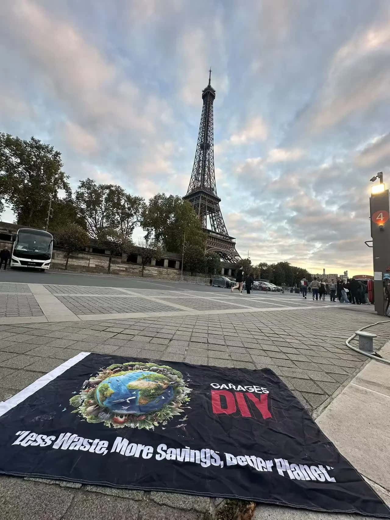 {"default":"GaragesDIY brand flag displayed in France"}
