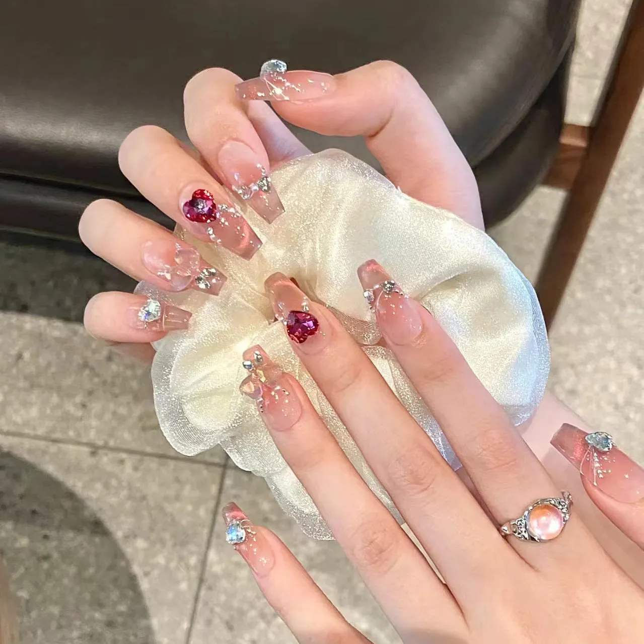 ワンホンネイルで手元に華やかさを