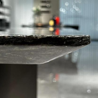  铂金钻奢石餐桌