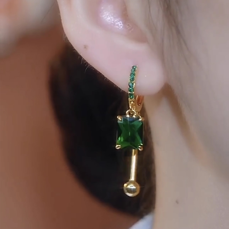 微鑲滿鑽輕奢耳飾