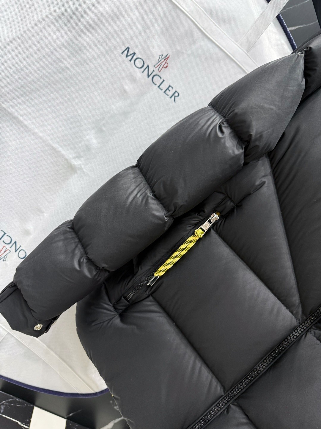 【MONCLER公式 旗艦店】モンクレール ダウンジャケット、ご好評に付き再入荷！