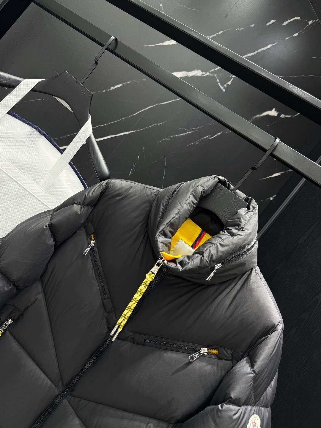 【MONCLER公式 旗艦店】モンクレール ダウンジャケット、ご好評に付き再入荷！