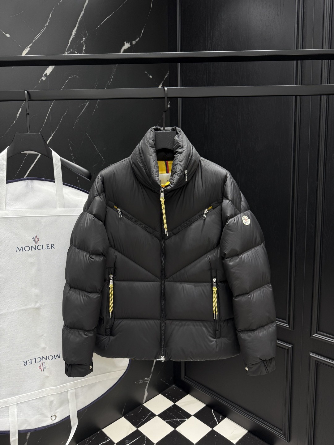 【MONCLER公式 旗艦店】モンクレール ダウンジャケット、ご好評に付き再入荷！