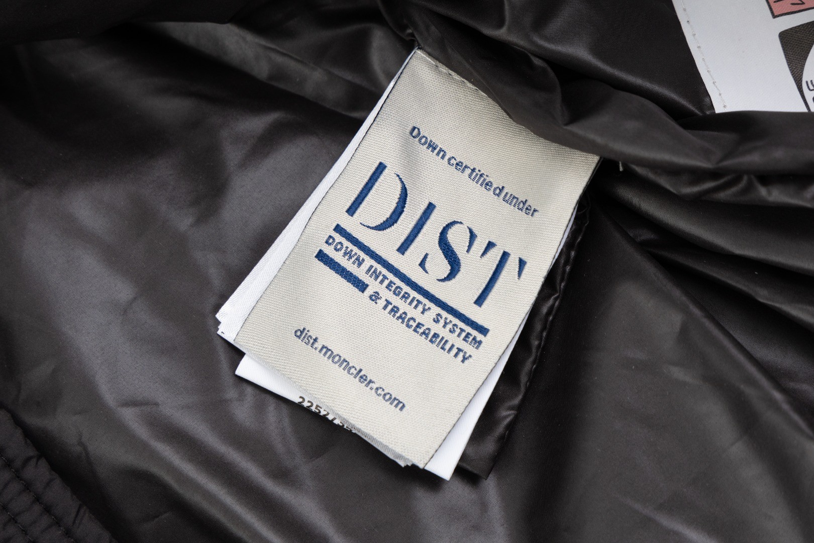 【MONCLER公式 旗艦店】モンクレール ダウンジャケット、ご好評に付き再入荷！