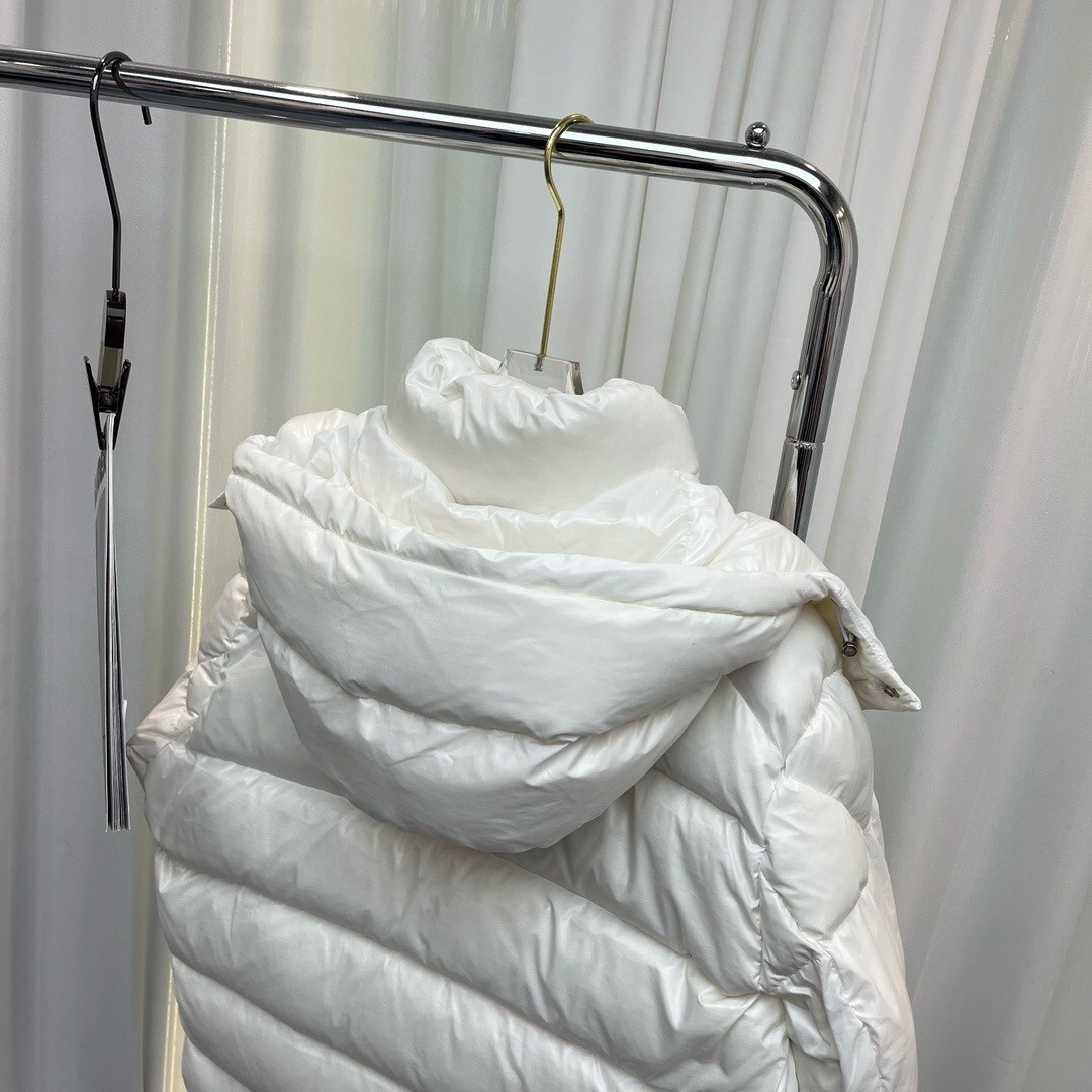 【MONCLER旗艦店】（モンクレール） ダウンジャケット ご好評に付き再入荷！