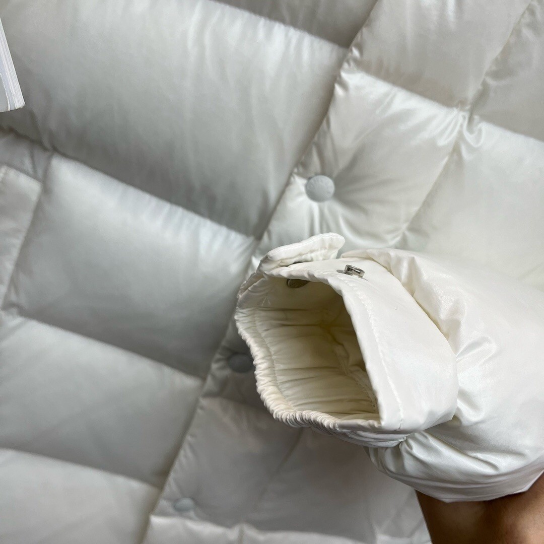 【MONCLER旗艦店】（モンクレール） ダウンジャケット ご好評に付き再入荷！