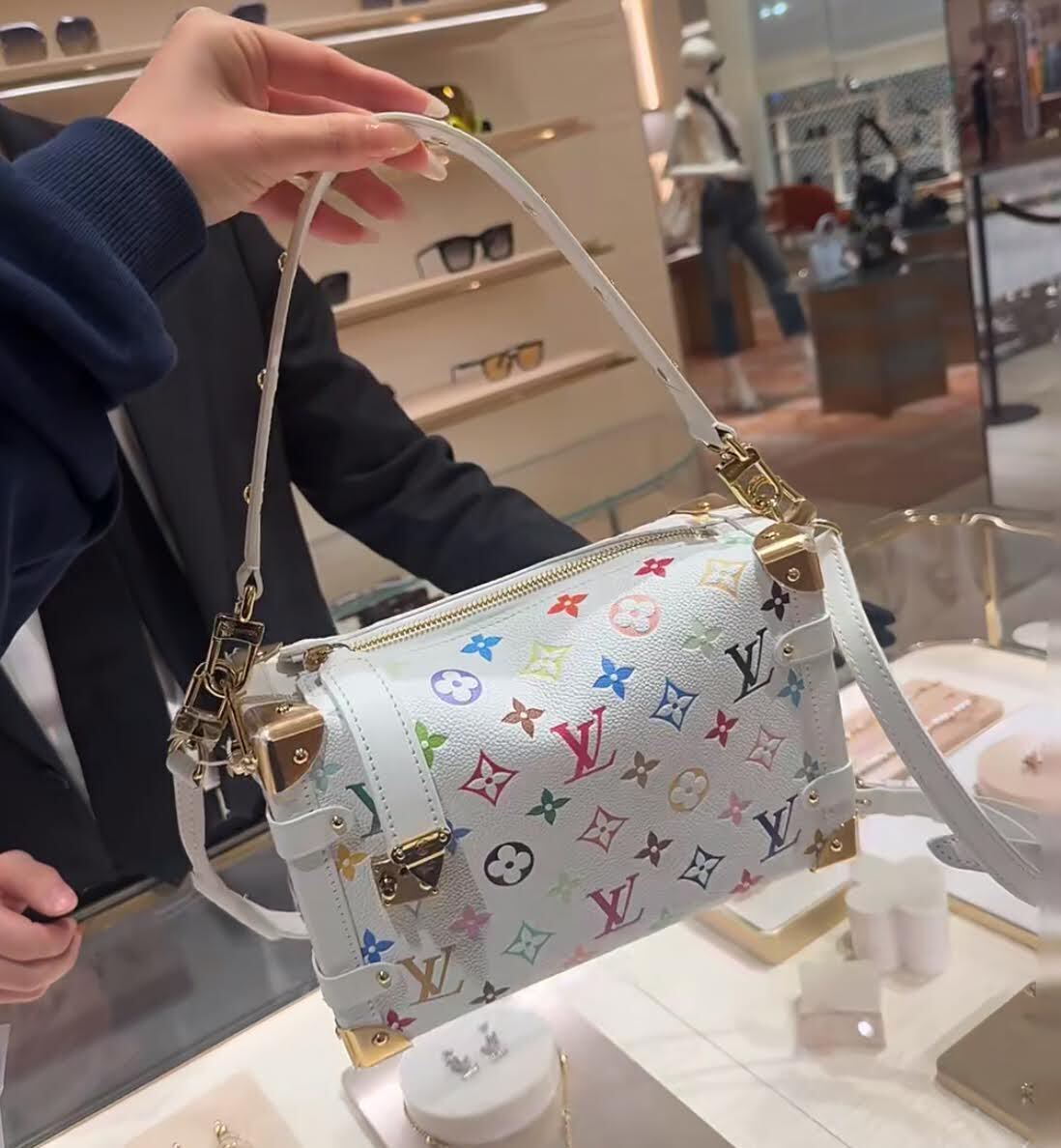 【色彩が奏でる上質な輝き】LV サイドトランク MM